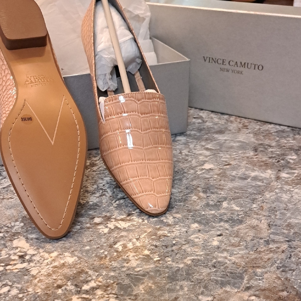 NWT Vince Camuto Women's Beige Croc-Patterned Flats And Box Included. - Picture 1 of 4